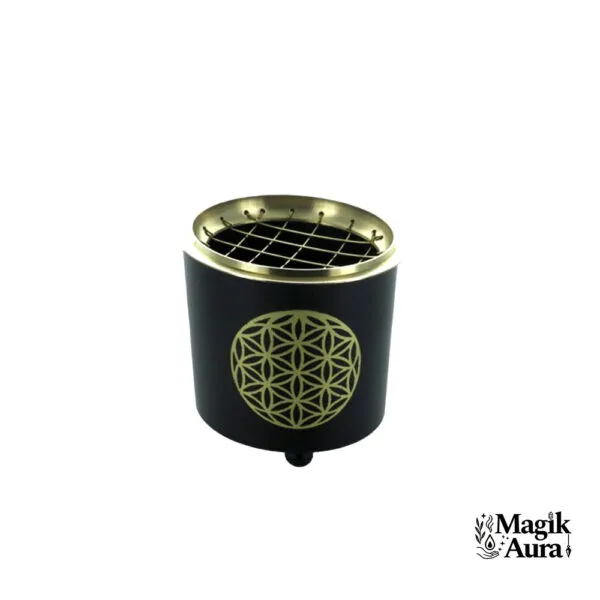 Un brûleur d'encens cylindrique noir avec un motif doré de la Fleur de Vie, posé sur un fond blanc épuré.L'image est une vue frontale du produit pour une clarté optimale.